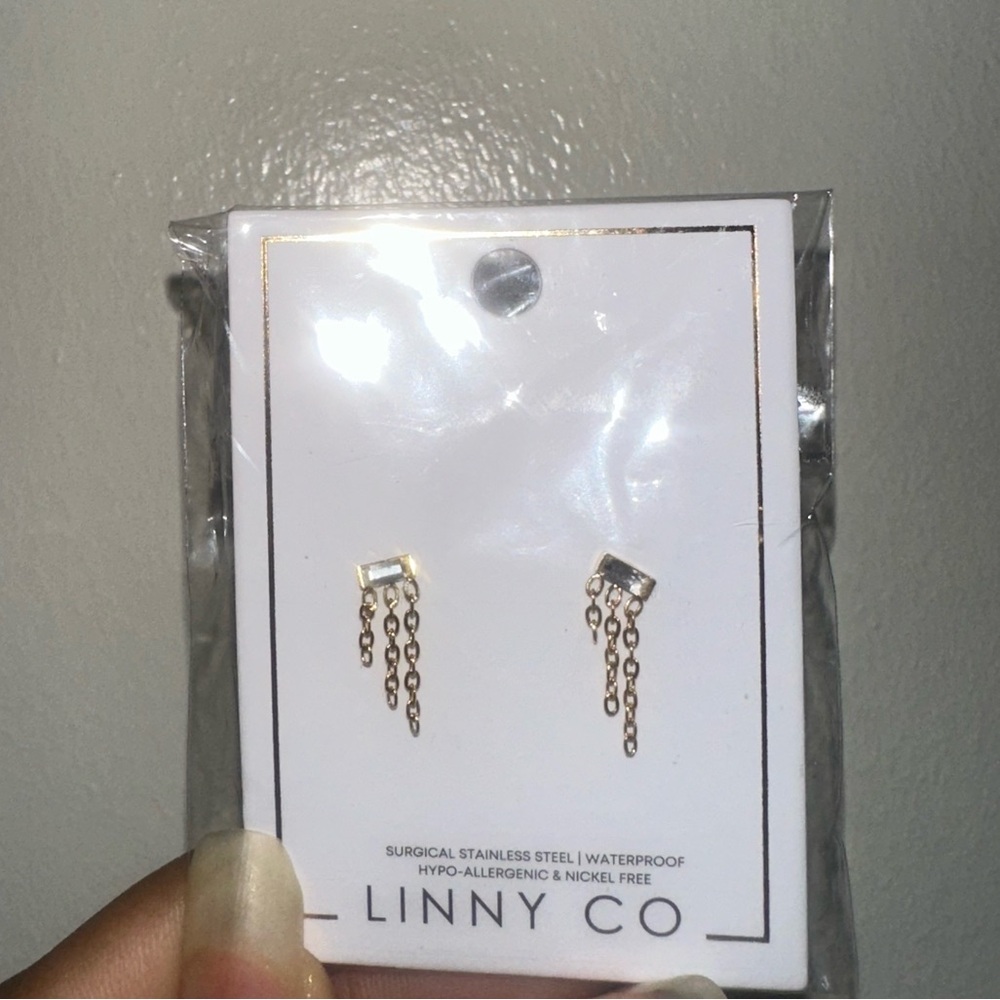 Linny Co Screwback Stud Earrings